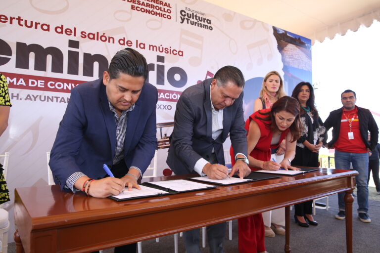 Toluca y Oxxo firman convenio para recuperar espacios públicos con música