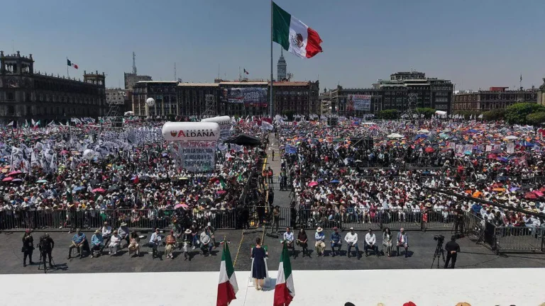 Ante un Zócalo desbordado, Presidenta lanza mensaje de unidad a EE.UU. 