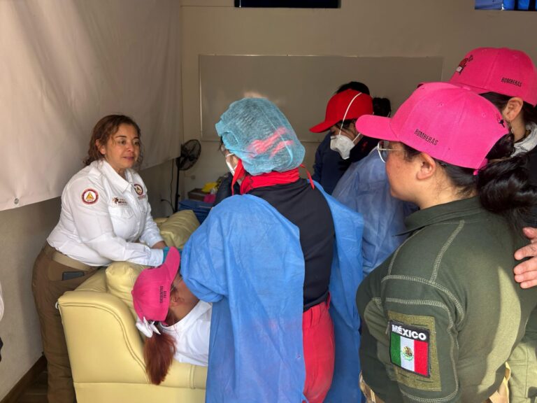Capacitan a mujeres paramédicas y bomberas en Tecámac con el curso “Armadura Rosa”