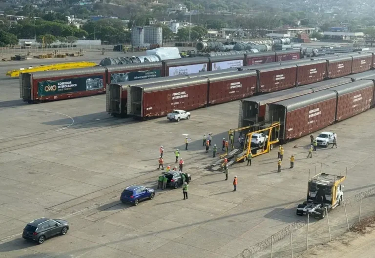 Dan banderazo de salida al Tren Transístmico
