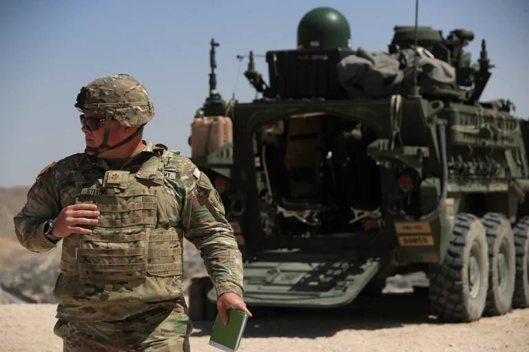 Estados Unidos despliega militares en la frontera con México y altera a migrante
