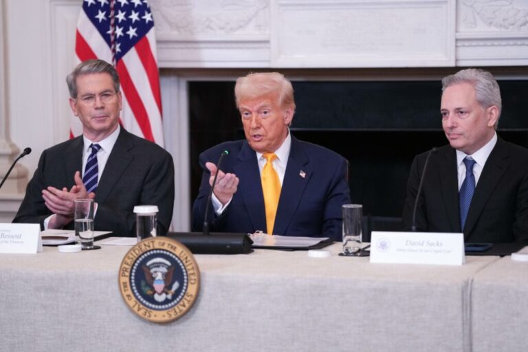 Mercados de EE.UU. registran pérdidas, Trump evita declaraciones ante la prensa 