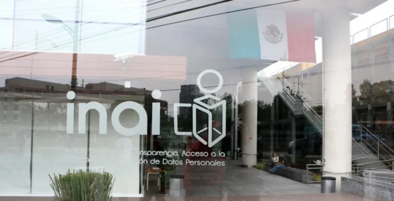 Se fue; INAI celebró su última sesión en medio de protestas de trabajadores