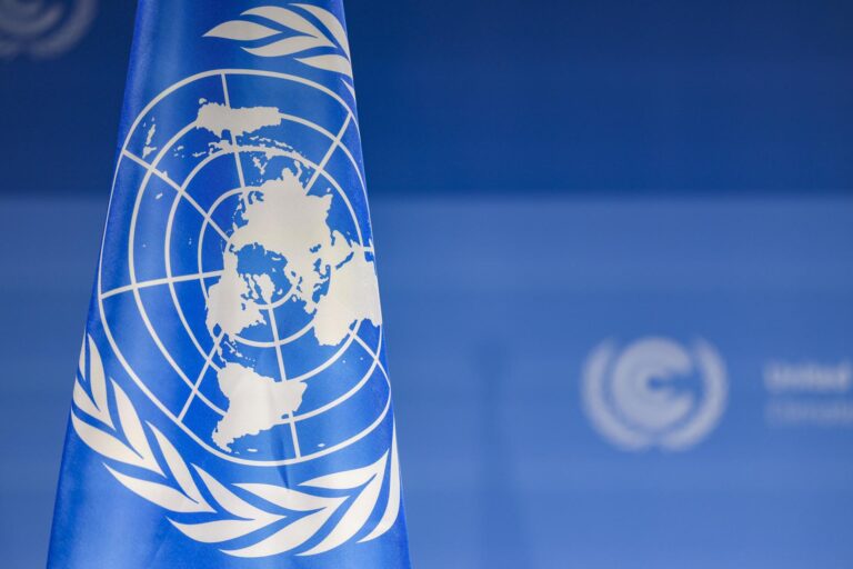 ONU pugna con talibanes el levantamiento de restricciones sobre las mujeres