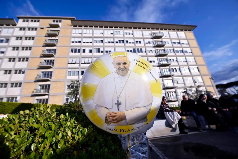 Reportan estable al Papa Francisco, continúa tratamiento contra la neumonía bilateral