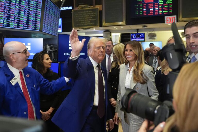 Trump acusa a China de entrar en pánico por nueva guerra comercial