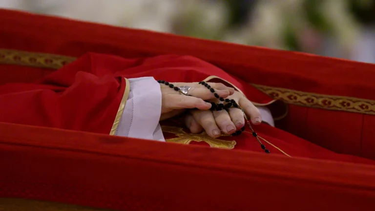 El Vaticano publica primeras imágenes del Papa en su féretro 
