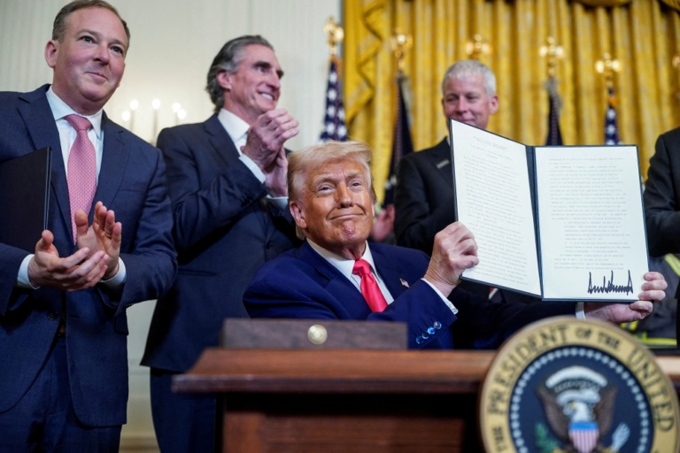 Firma Trump decretos para proteger y desarrollar industria del carbón