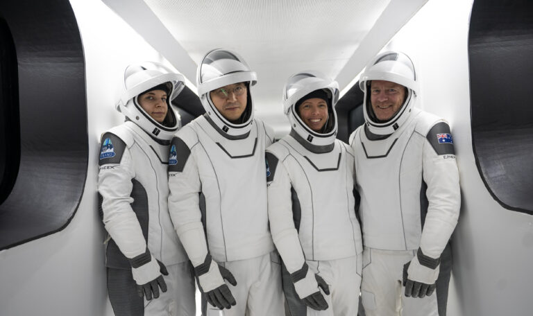 SpaceX lanza primer viaje orbital sobre los polos con turista espacial