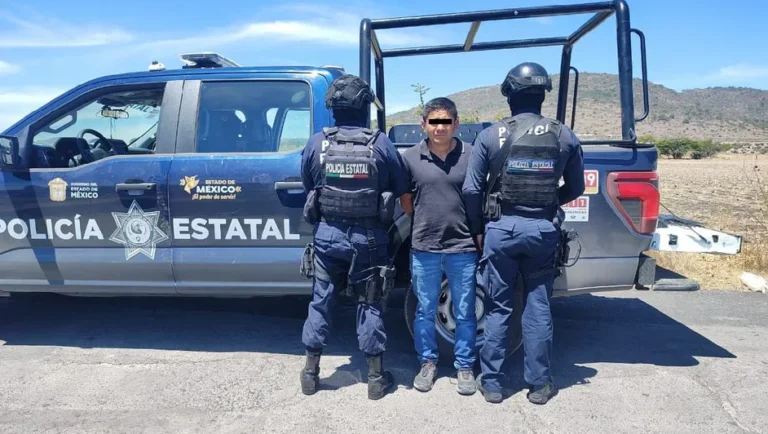Detienen a hombre por hacer pasar su auto por patrulla y evitar tráfico