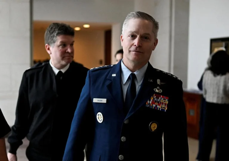Trump destituye al director de la NSA en medio de amenazas cibernéticas