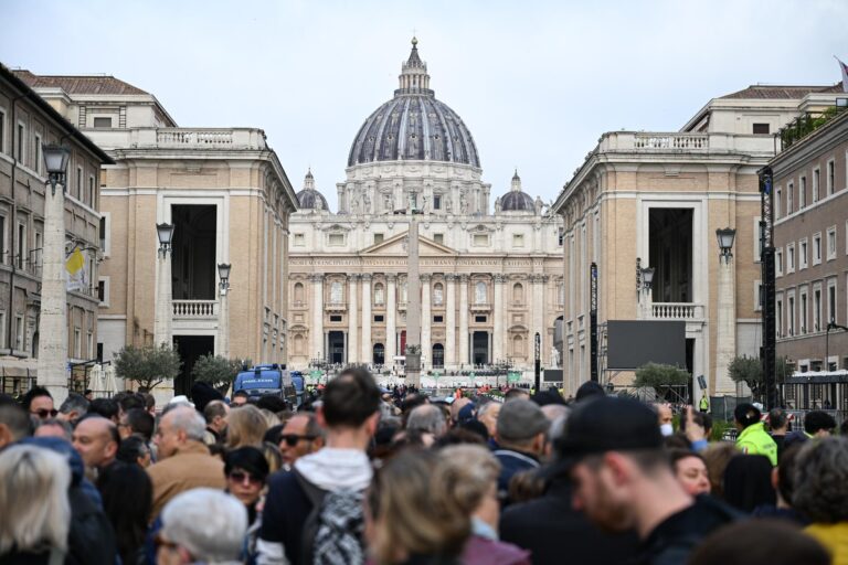 Previo al funeral, más de 150 mil fieles despiden al Papa Francisco