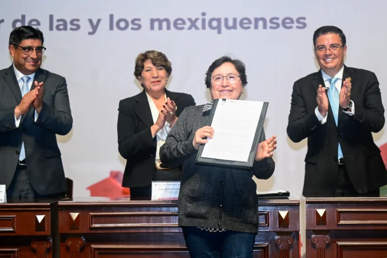  Delfina Gómez entrega 1,450 títulos de propiedad a familias mexiquenses
