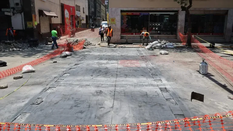 Cierres viales en Toluca por instalación de pasos peatonales inteligentes