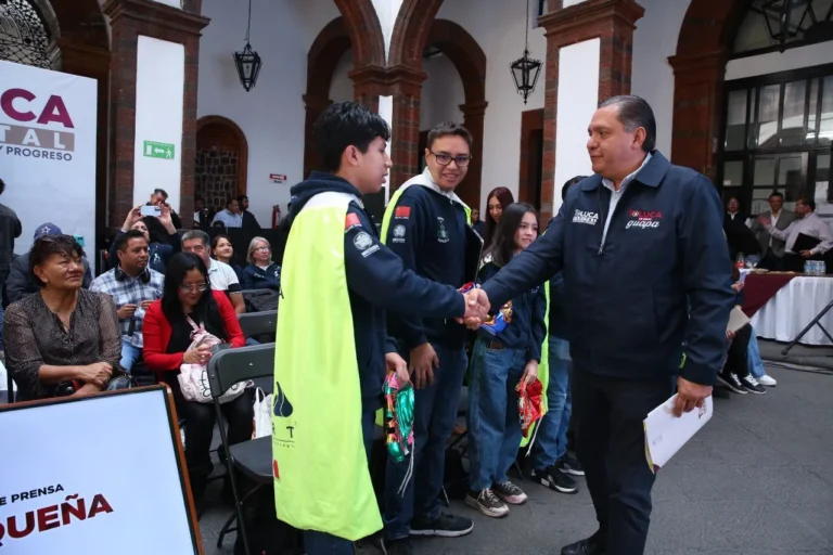 Toluca respalda a equipo de robótica rumbo al Mundial VEX Robotics en Dallas