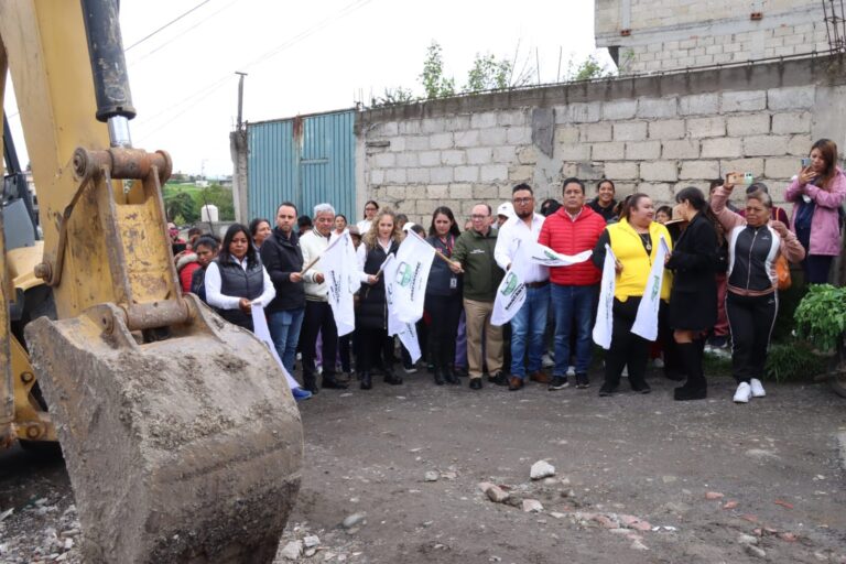 Inicia pavimentación con concreto hidráulico para mejorar la conectividad en Zinacantepec