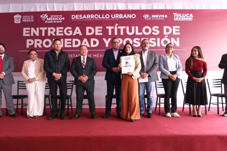Entregan 111 títulos de propiedad para dar certeza jurídica a familias en Toluca