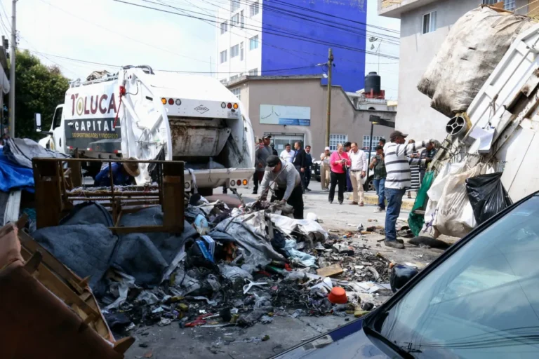 Ayuntamiento de Toluca retira 5 toneladas de basura de una casa tras denuncia