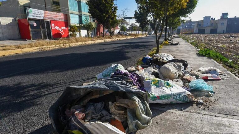 Sanciones con arrestos y multas por tirar basura en la vía pública de Toluca