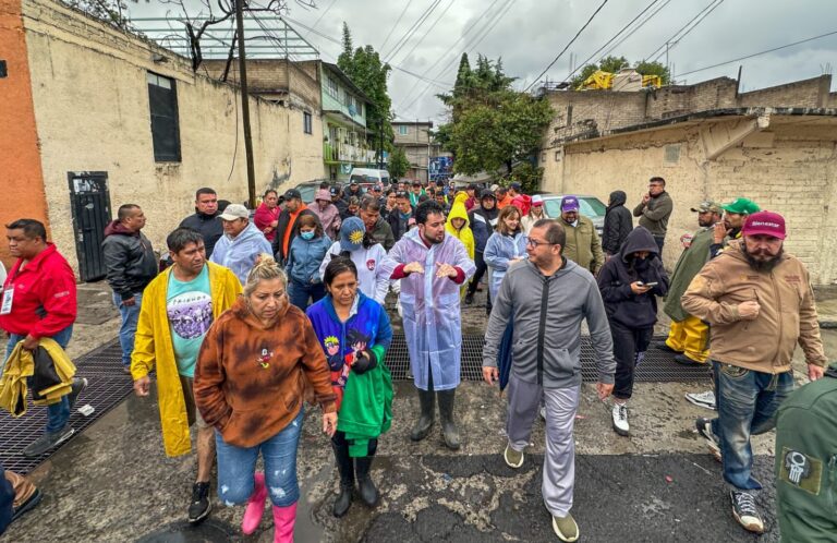 Alcalde de Naucalpan atiende emergencia por inundación