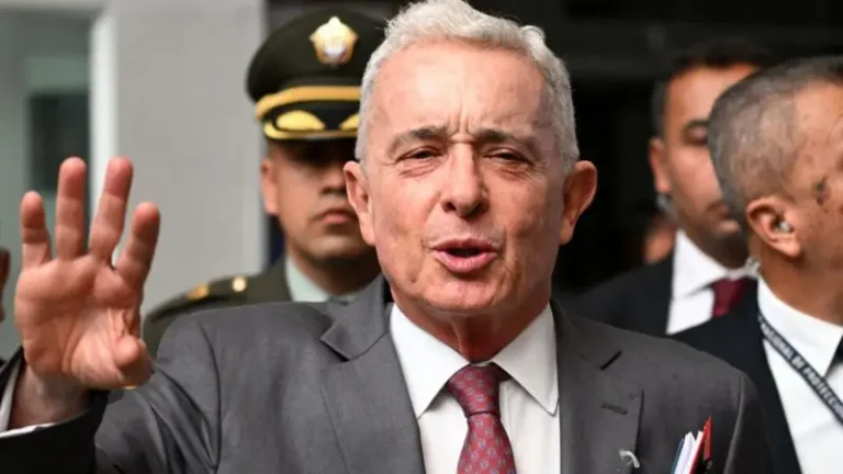 Expresidente colombiano Álvaro Uribe, declarado culpable de soborno en actuación penal 