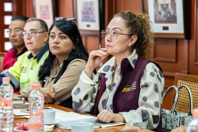 Suman esfuerzos Toluca y Junta de Caminos para reparar calles abandonadas