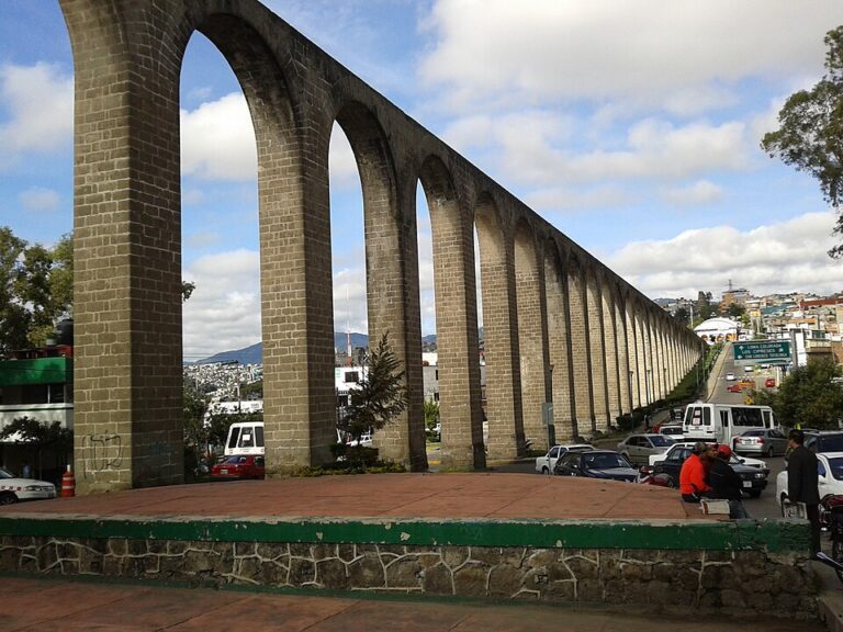 Joven pierde la vida al lanzarse desde los Arcos de los Remedios en Naucalpan