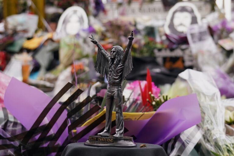 Birmingham despide a Ozzy Osbourne con emotivo cortejo y funeral privado
