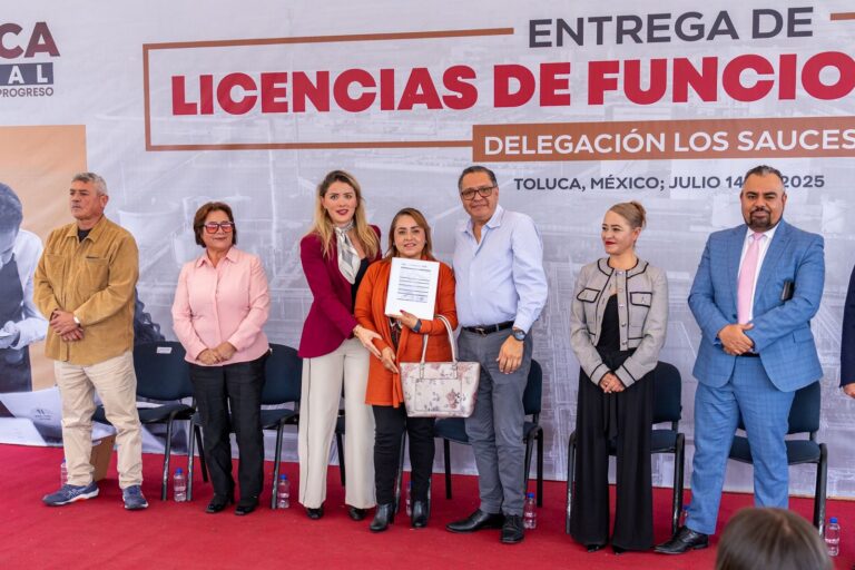 Entrega Toluca 100 licencias de funcionamiento a negocios a Sauces