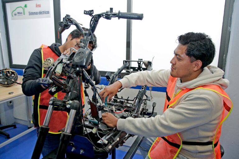 Estudiantes mexiquenses crean moto eléctrica que ya se comercializa en el país