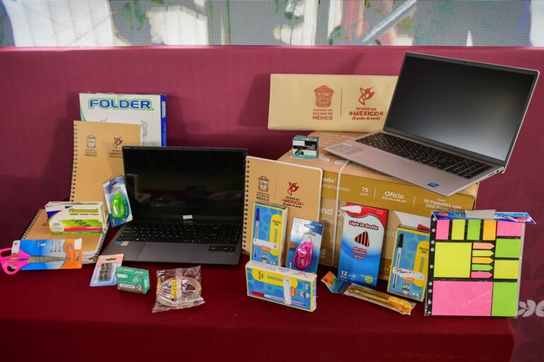 Edoméx hace entrega histórica de laptops a 1,802 supervisores escolares 