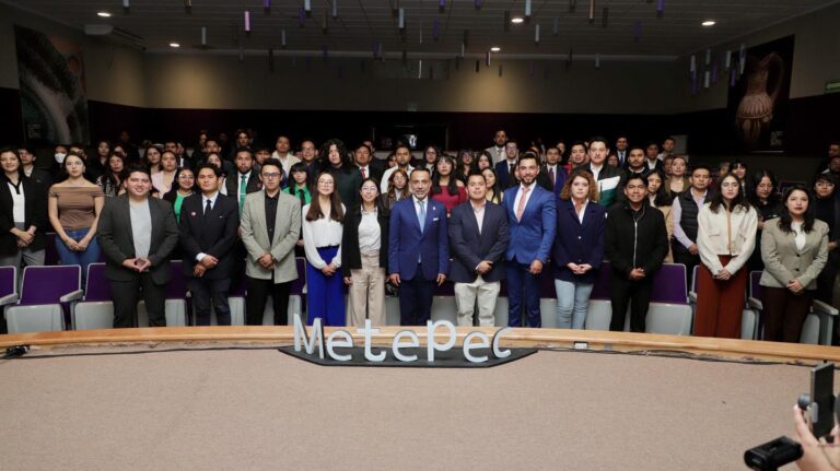 Fernando Flores Fernández toma protesta a jóvenes del Proyecto Eje Parlamentario en Metepec