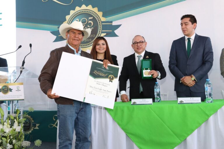 Manuel Vilchis entrega la Presea Zinacantepetl 2025 en honor a ciudadanos y organizaciones