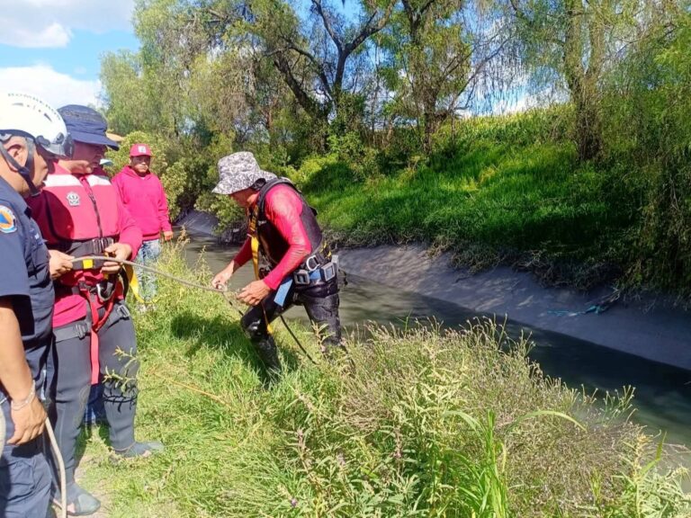 Mueren dos adultos tras caer auto a canal en Hidalgo; buscan a un menor