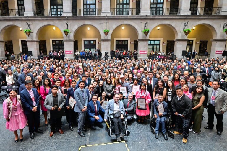 Entregan el Premio Estatal de la Juventud 2025 a 30 jóvenes mexiquenses