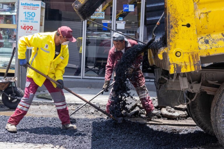 Programa de bacheo en Toluca rehabilita más de 5 km en Avenida Isidro Fabela