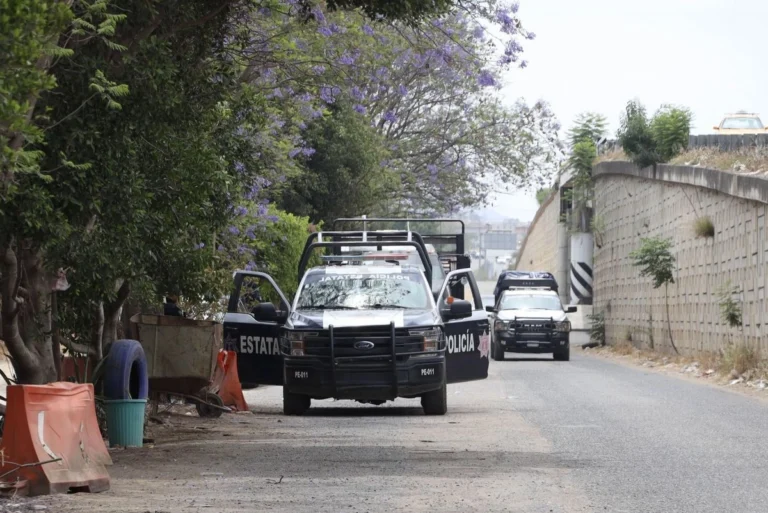 Escándalo en Oaxaca: mujer policía de Salina Cruz golpea brutalmente a detenida esposada