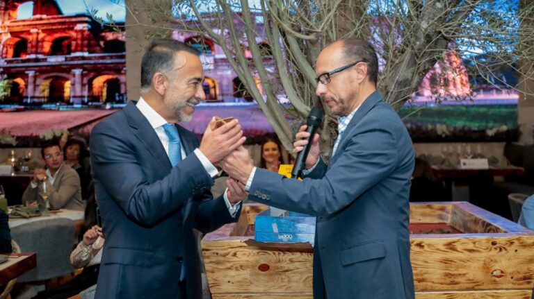 Fernando Flores, alcalde de Metepec, es reconocido entre los 300 líderes más influyentes de México
