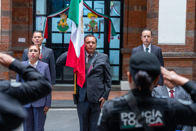 Inician festejos patrios en Toluca con solemne traslado del Lábaro Patrio al Palacio de Gobierno