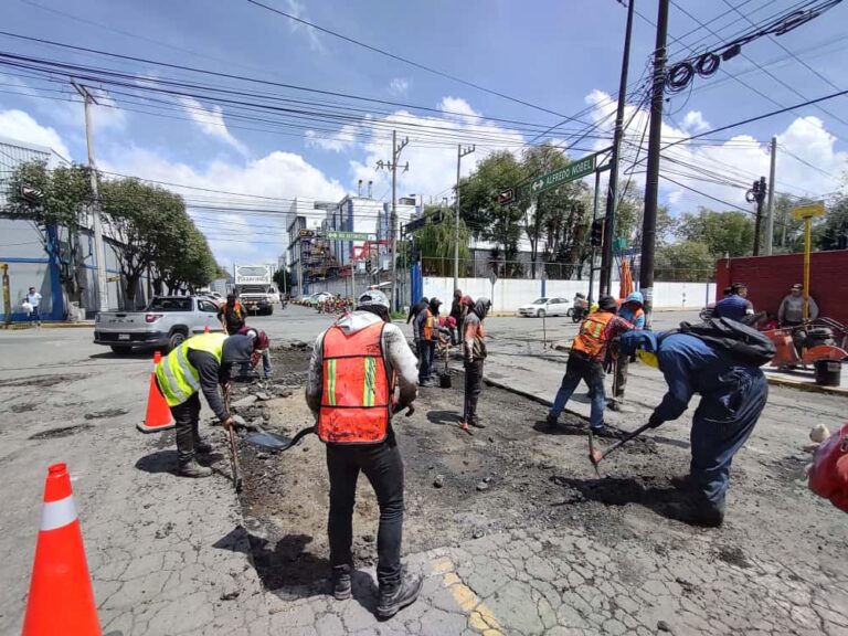 Avanza programa de bacheo y balizado en Toluca
