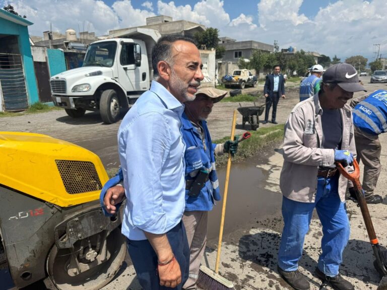 Fernando Flores refuerza actividad en Metepec: bacheo, entrega de apoyos y contacto ciudadano