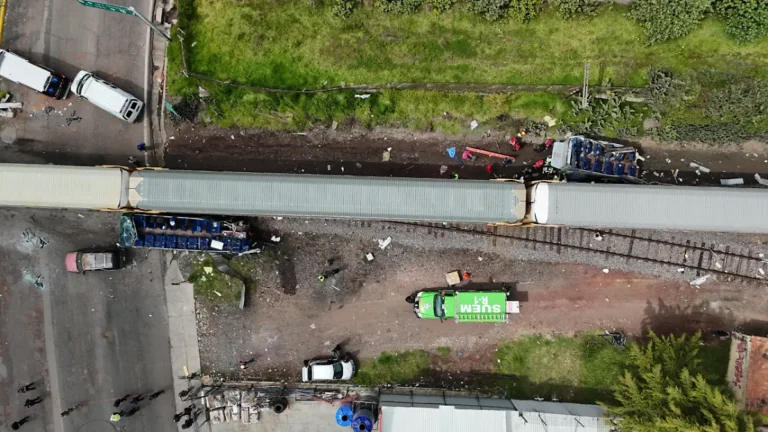 Choque entre tren y autobús en Atlacomulco deja 10 muertos y 47 heridos