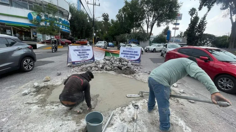 Vecinos de Tecamachalco reparan 31 baches en ocho calles mediante colaboración vecinal