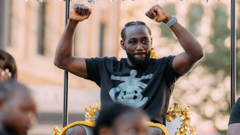 De héroe a detenido: Terence Crawford apuntado por policía tras homenaje