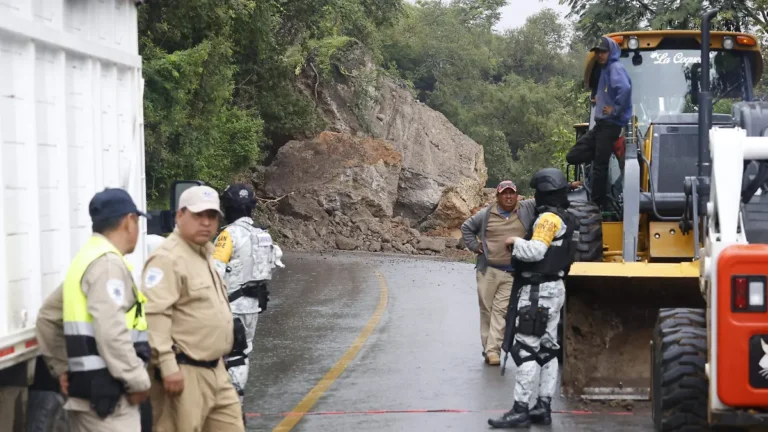 Descartan más víctimas en derrumbe de la carretera Ixtapan–Coatepec Harinas; continúan labores de limpieza