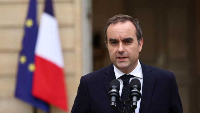 Renuncia el primer ministro de Francia, Sébastien Lecornu, tras crisis política