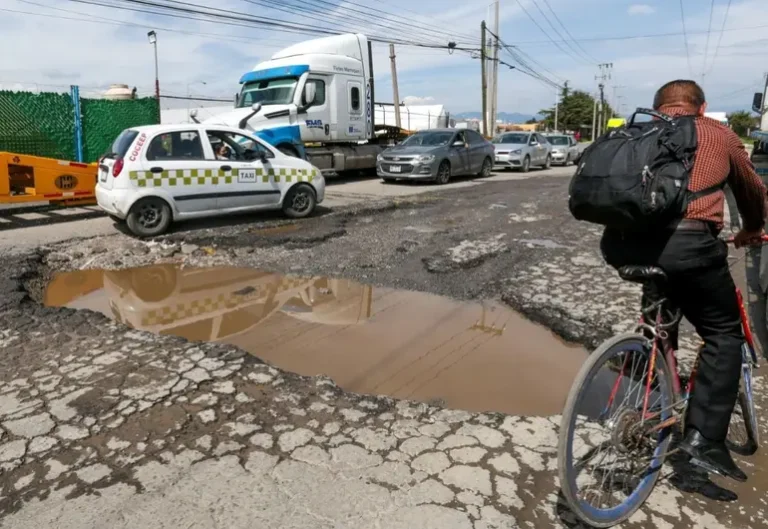 Contrato de Peña Nieto para bacheo sigue vigente: empresa cobra sin mantener 48 carreteras