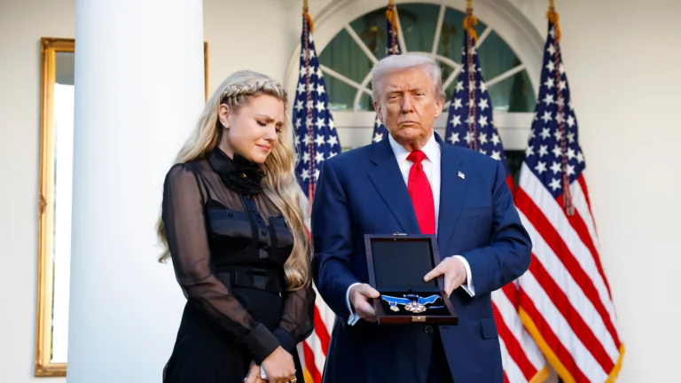 Donald Trump honra la memoria de Charlie Kirk al otorgarle póstumamente la Medalla Presidencial de la Libertad en la Casa Blanca