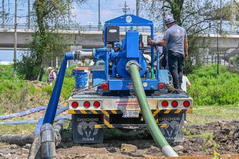 Instala bomba de gran capacidad para retirar agua en zonas afectadas por lluvias en Lerma