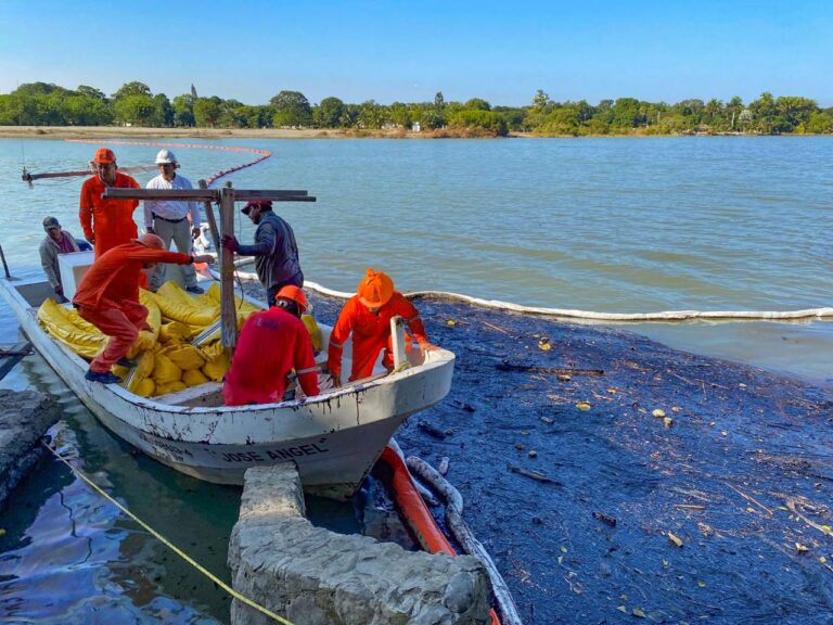 Pemex refuerza limpieza y apoyo comunitario tras derrame de hidrocarburo en Veracruz